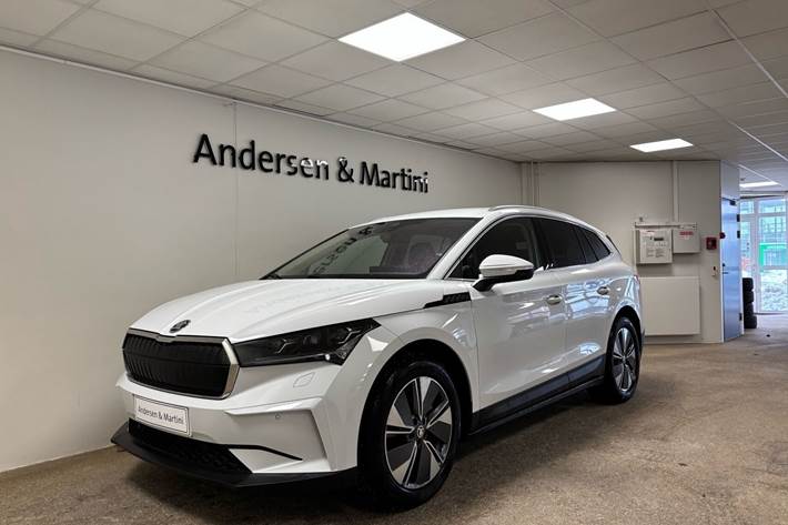 Hvid Skoda Enyaq fra 2023 set udefra