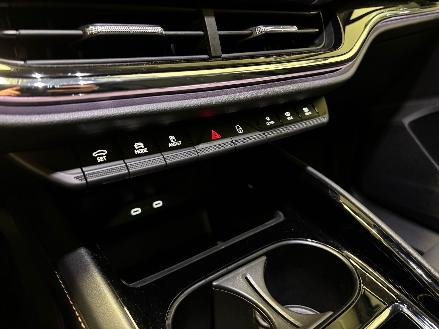 Hvid Skoda Enyaq fra 2023