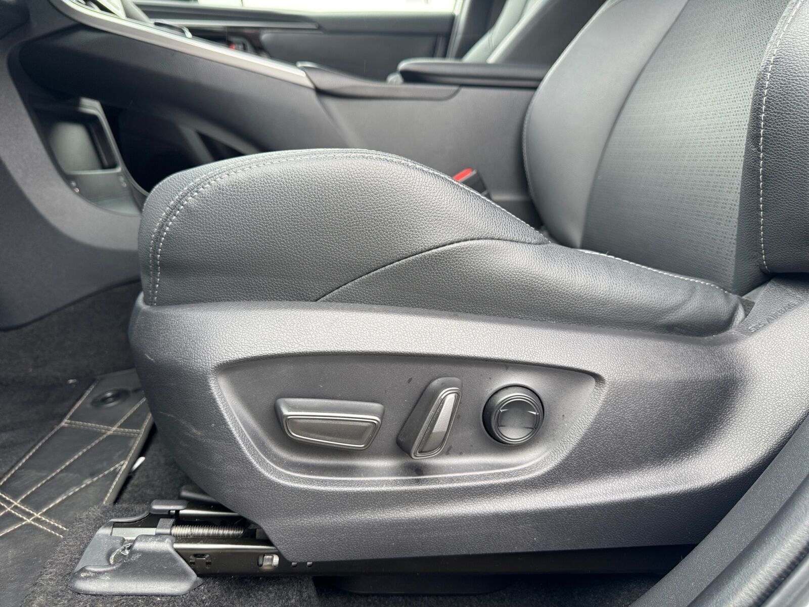 Hvid Toyota BZ4X fra 2024