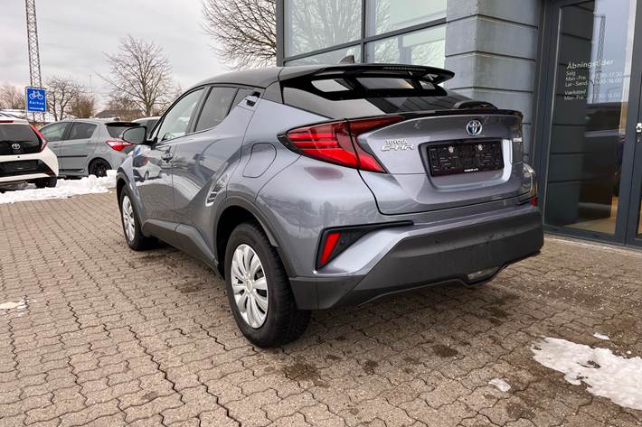 Sølv Toyota C-HR fra 2022