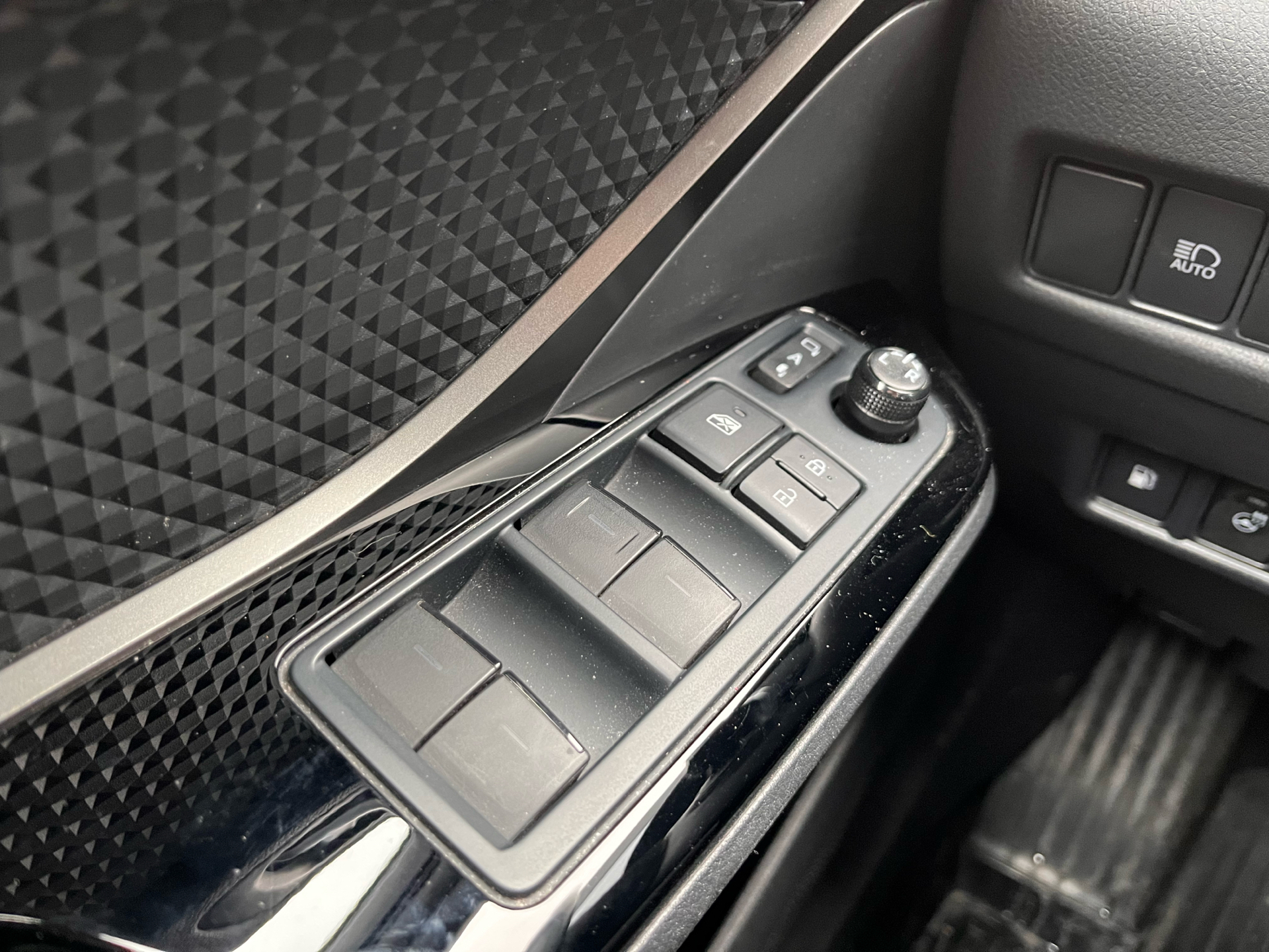 Sølv Toyota C-HR fra 2022