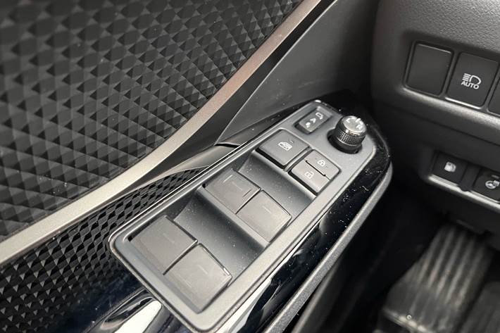 Sølv Toyota C-HR fra 2022