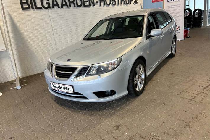 Sølv Saab 9-3 fra 2009 set udefra