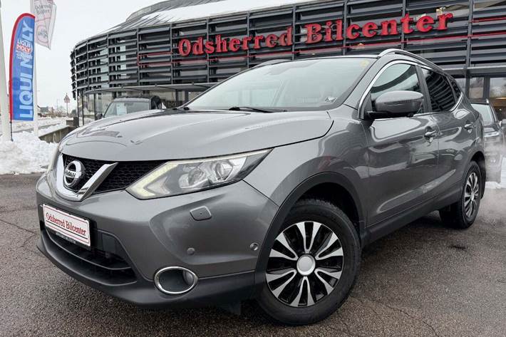 Grå Nissan Qashqai fra 2017 set udefra