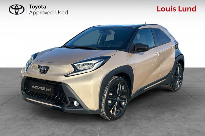 Beige Toyota Aygo X fra 2024 set udefra