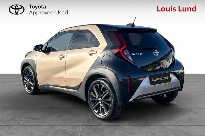 Beige Toyota Aygo X fra 2024