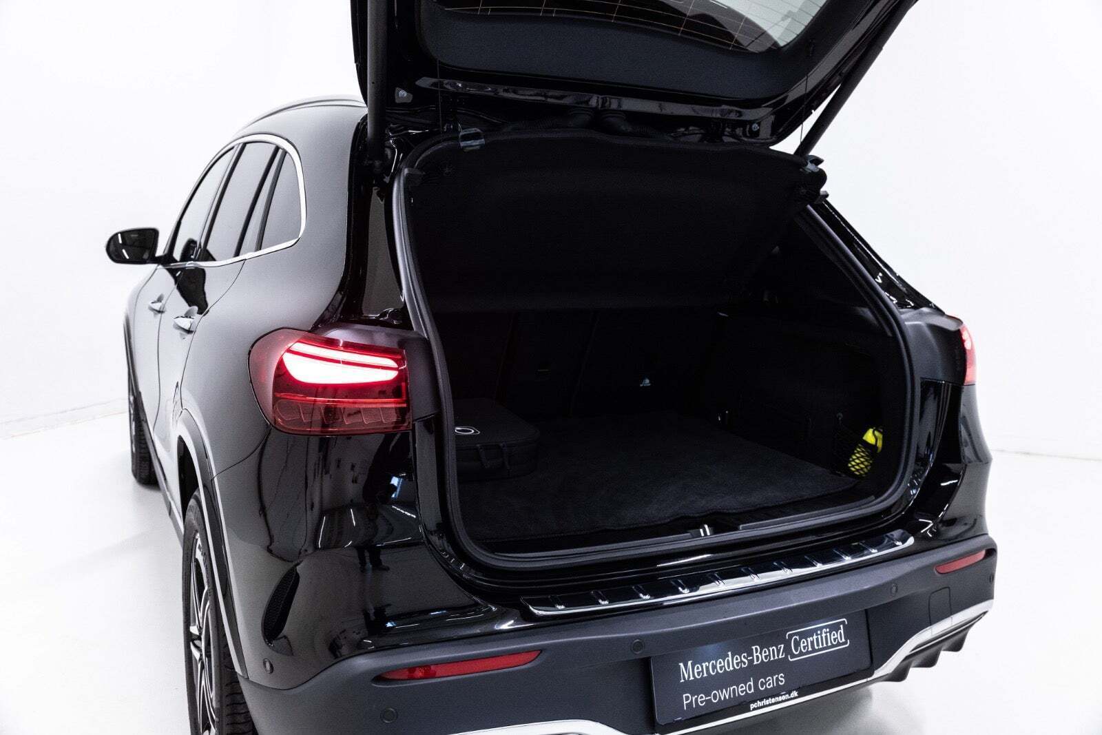 Sort Mercedes EQA250+ fra 2025 set udefra