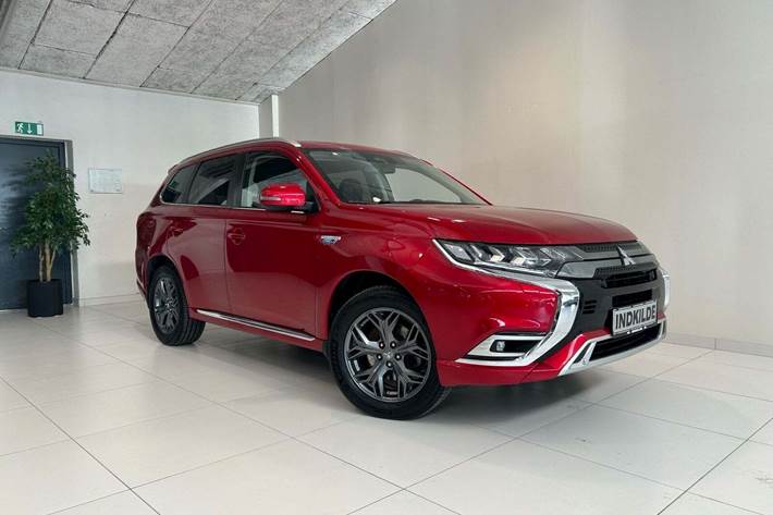 Rød Mitsubishi Outlander fra 2020 set udefra