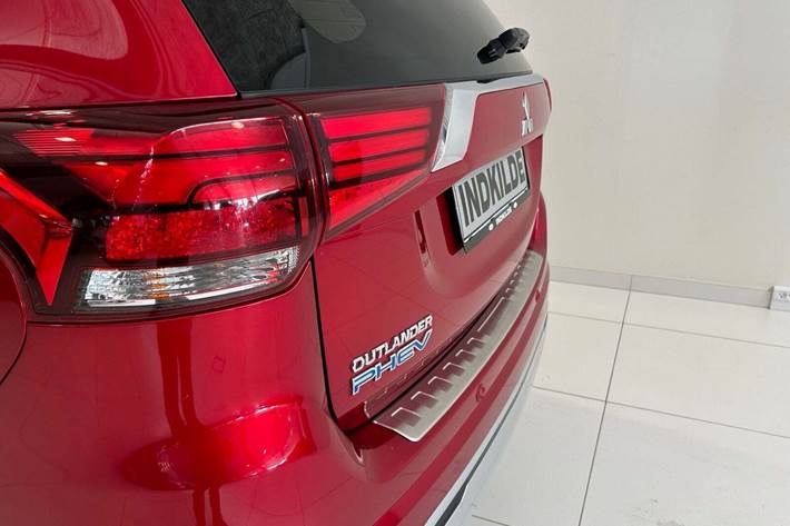 Rød Mitsubishi Outlander fra 2020