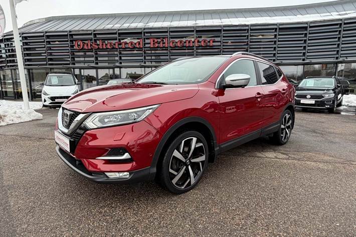 Rød Nissan Qashqai fra 2018 set udefra