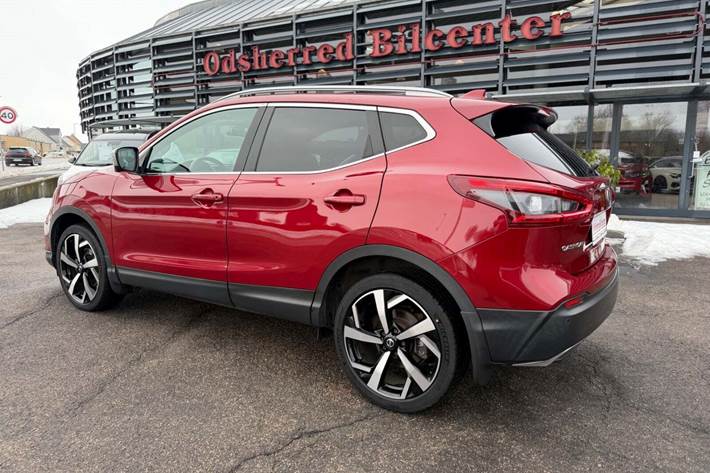 Rød Nissan Qashqai fra 2018