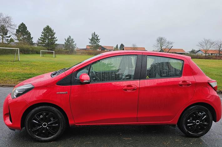 Rød Toyota Yaris fra 2020