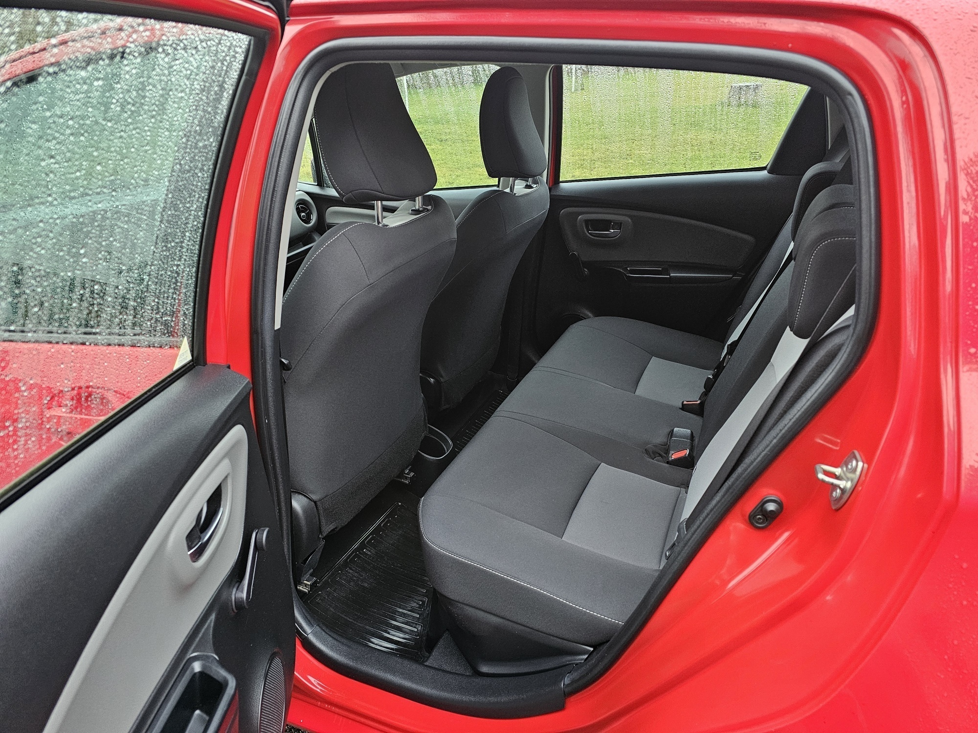 Rød Toyota Yaris fra 2020