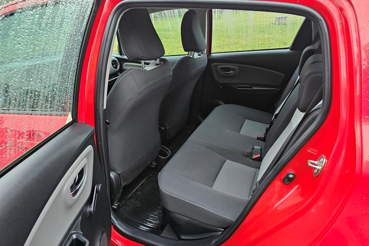 Rød Toyota Yaris fra 2020