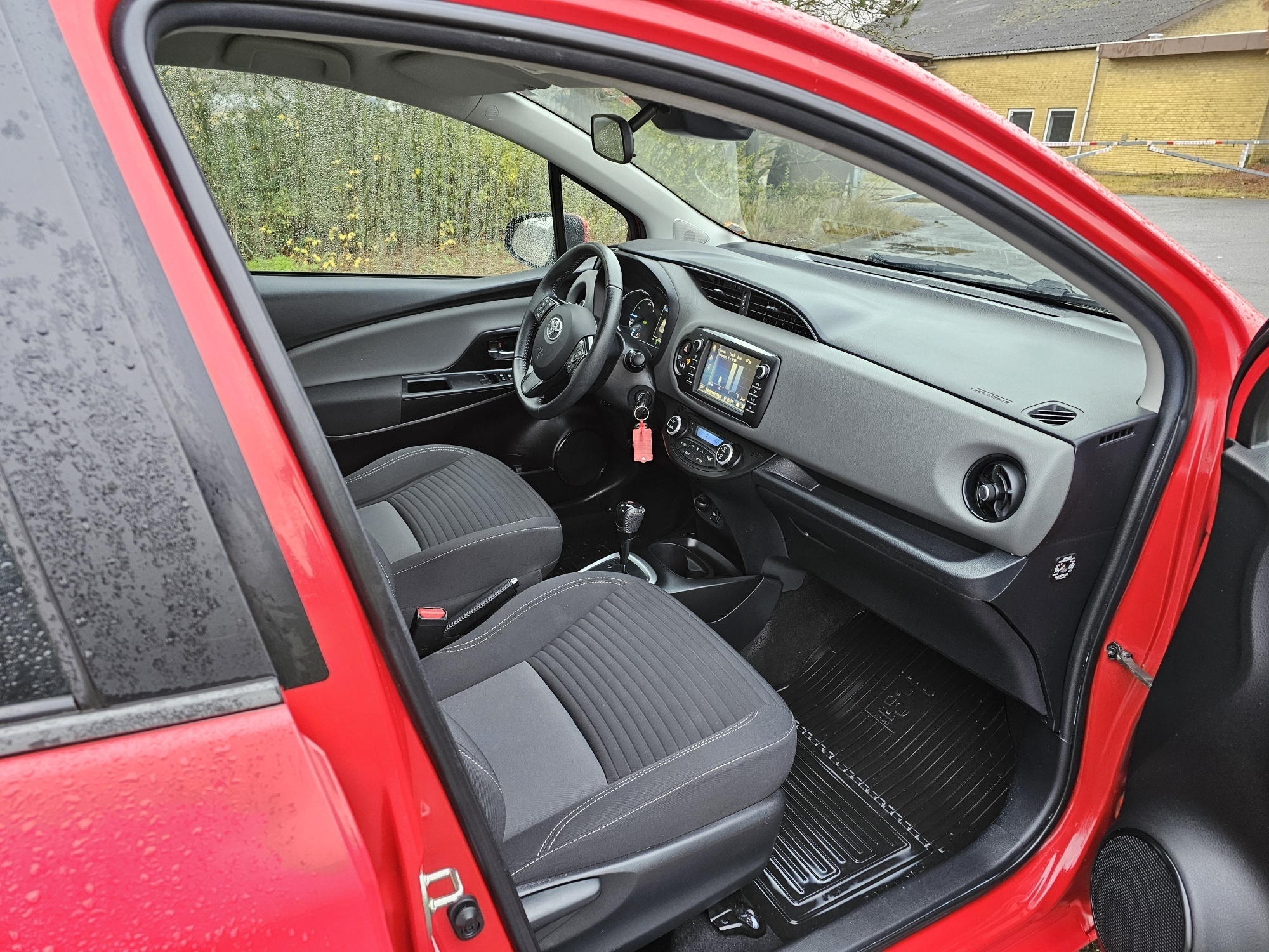 Rød Toyota Yaris fra 2020