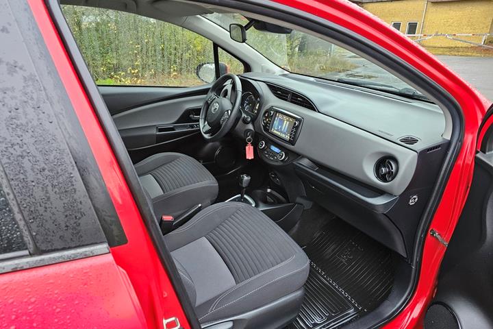 Rød Toyota Yaris fra 2020