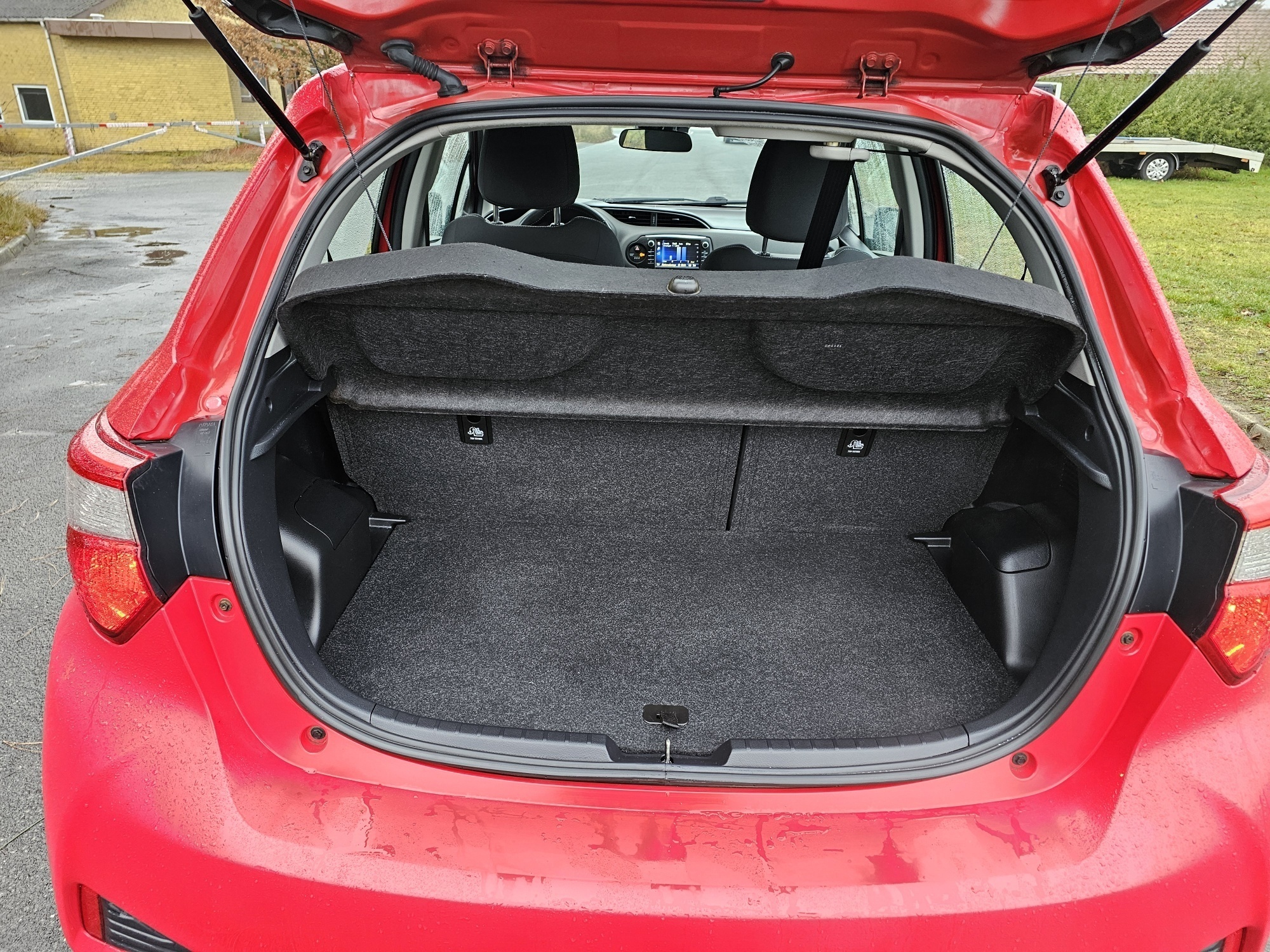 Rød Toyota Yaris fra 2020