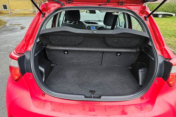 Rød Toyota Yaris fra 2020