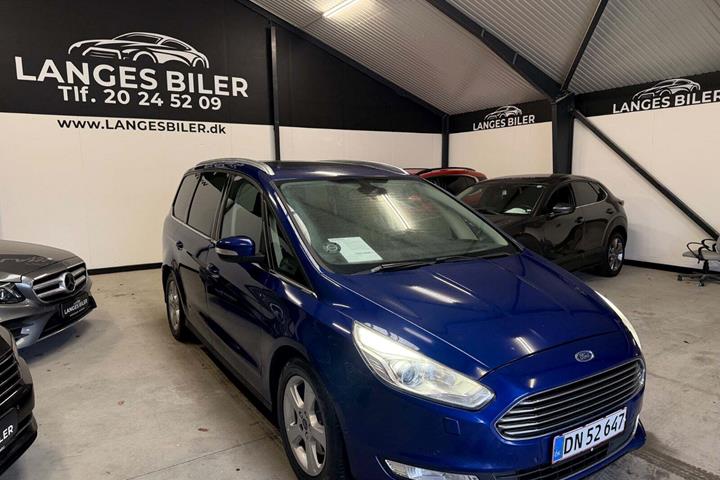 Blå Ford Galaxy fra 2016