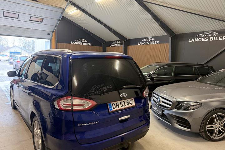 Blå Ford Galaxy fra 2016