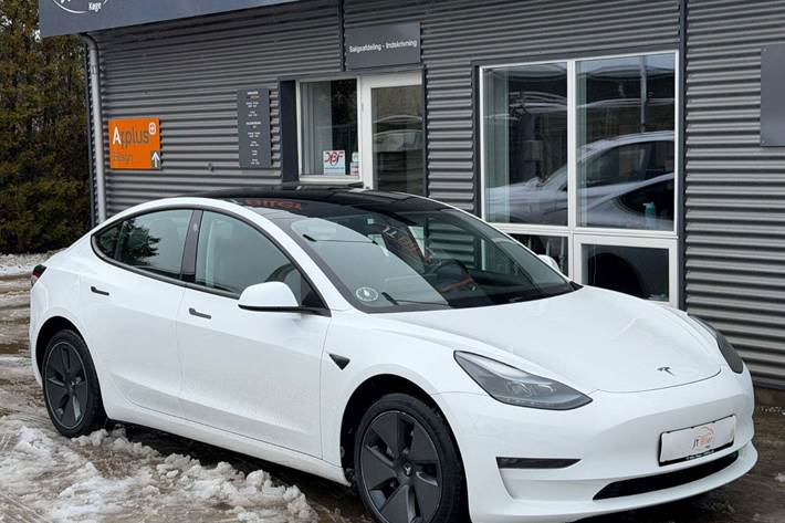 Hvid Tesla Model 3 fra 2023