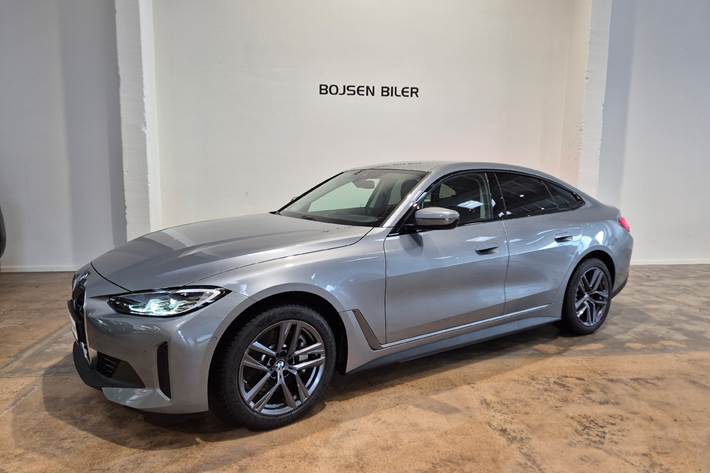 Sølv BMW i4 fra 2023 set udefra