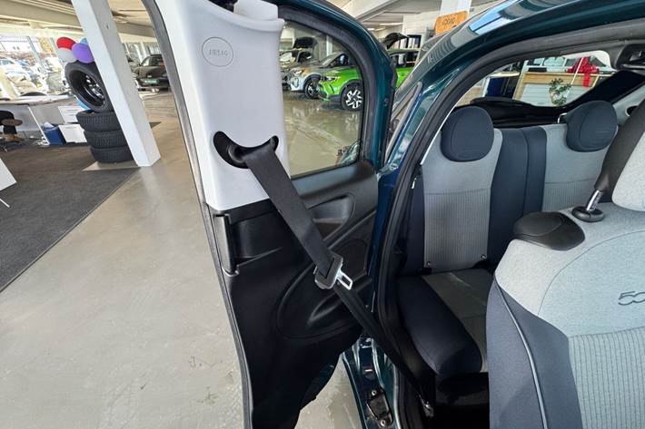 Blå Fiat 500e fra 2022