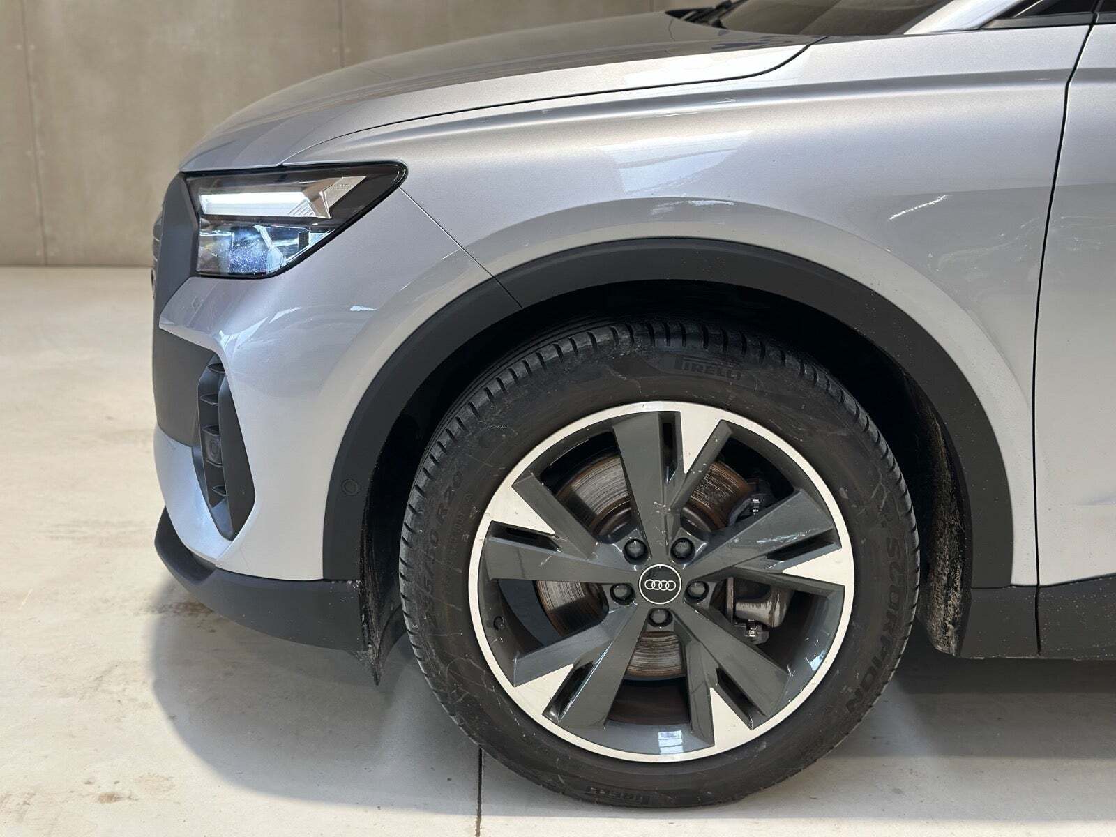 Sølv Audi Q4 e-tron fra 2023