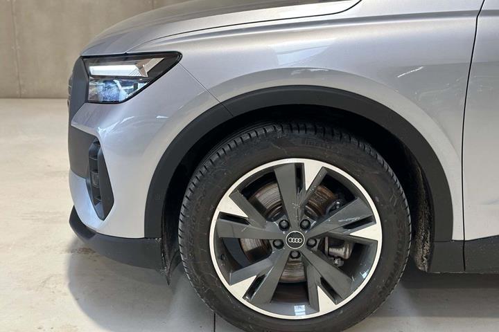 Sølv Audi Q4 e-tron fra 2023