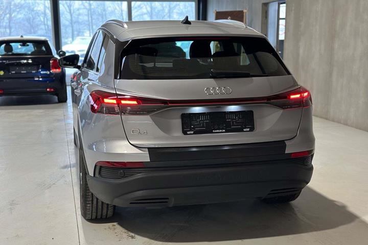 Sølv Audi Q4 e-tron fra 2023