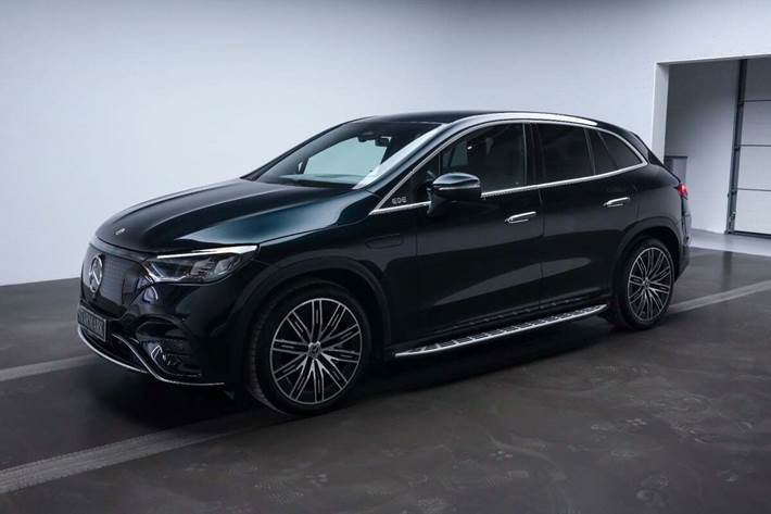 Grøn Mercedes EQE350 SUV fra 2024 set udefra