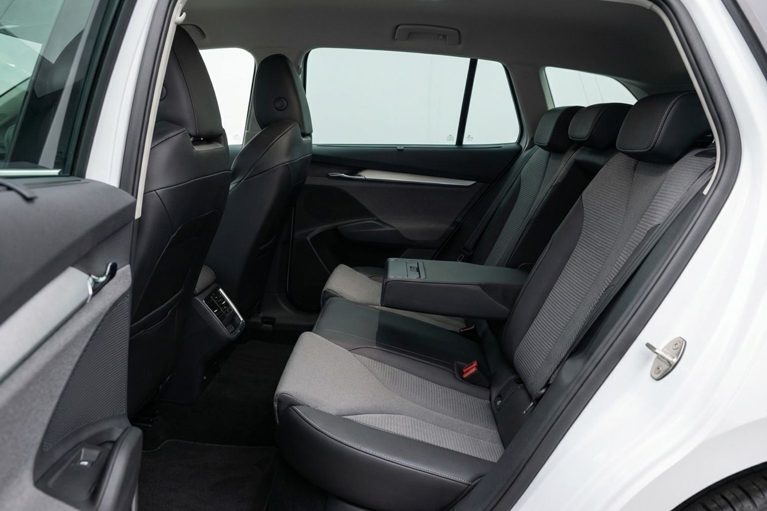 Hvid Skoda Enyaq fra 2023