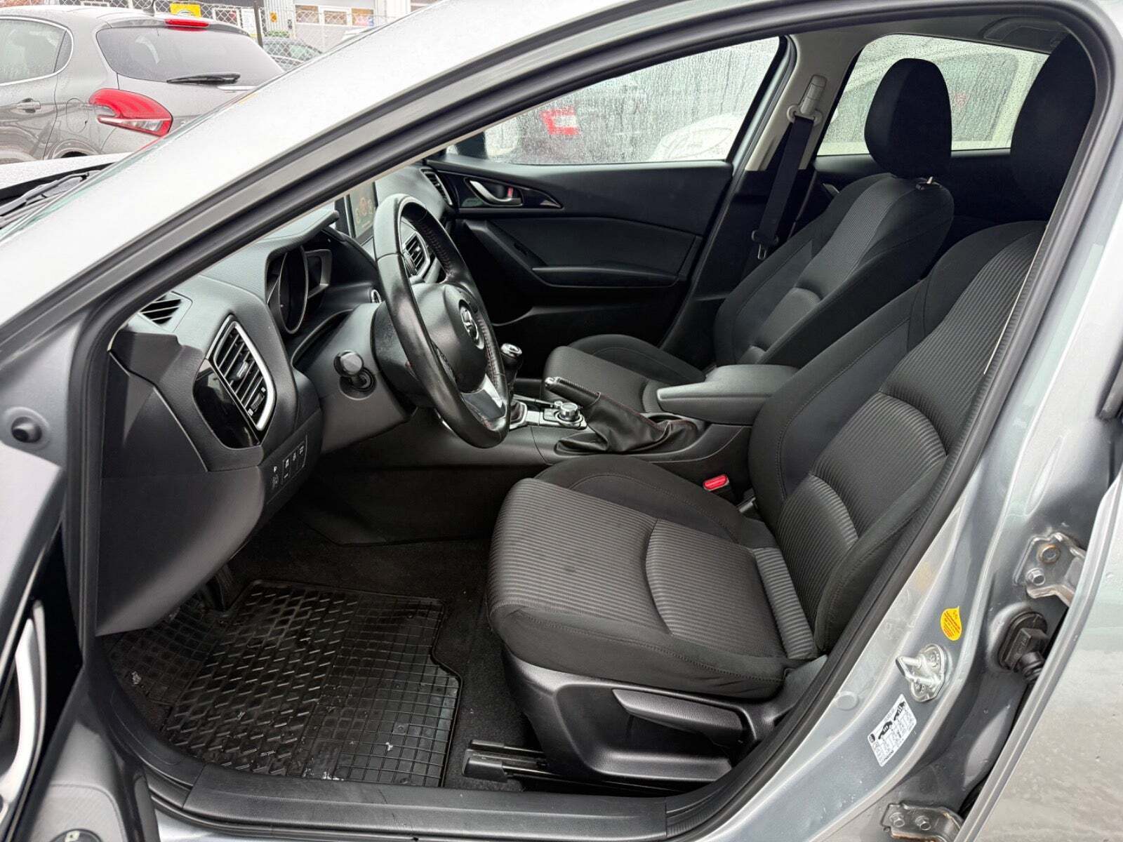 Grå Mazda 3 fra 2014