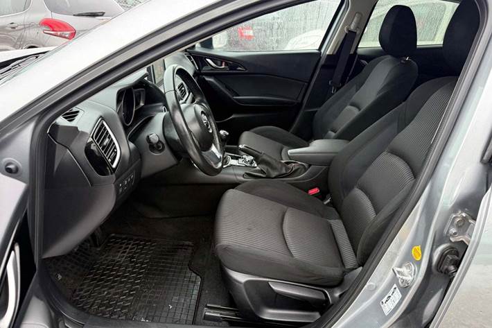 Grå Mazda 3 fra 2014