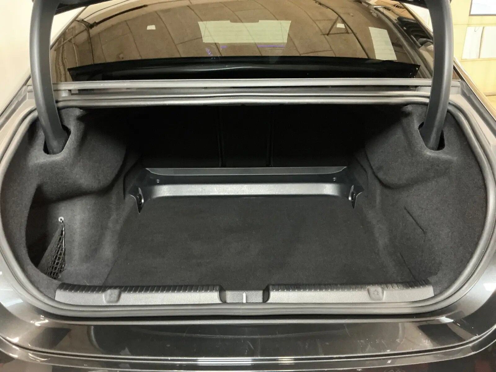 Grå Mercedes EQE 350 fra 2023