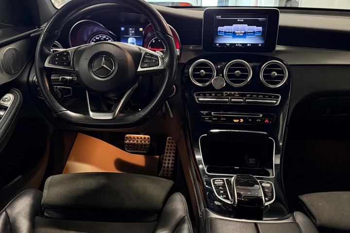 Grå Mercedes GLC220 d fra 2017 set indefra