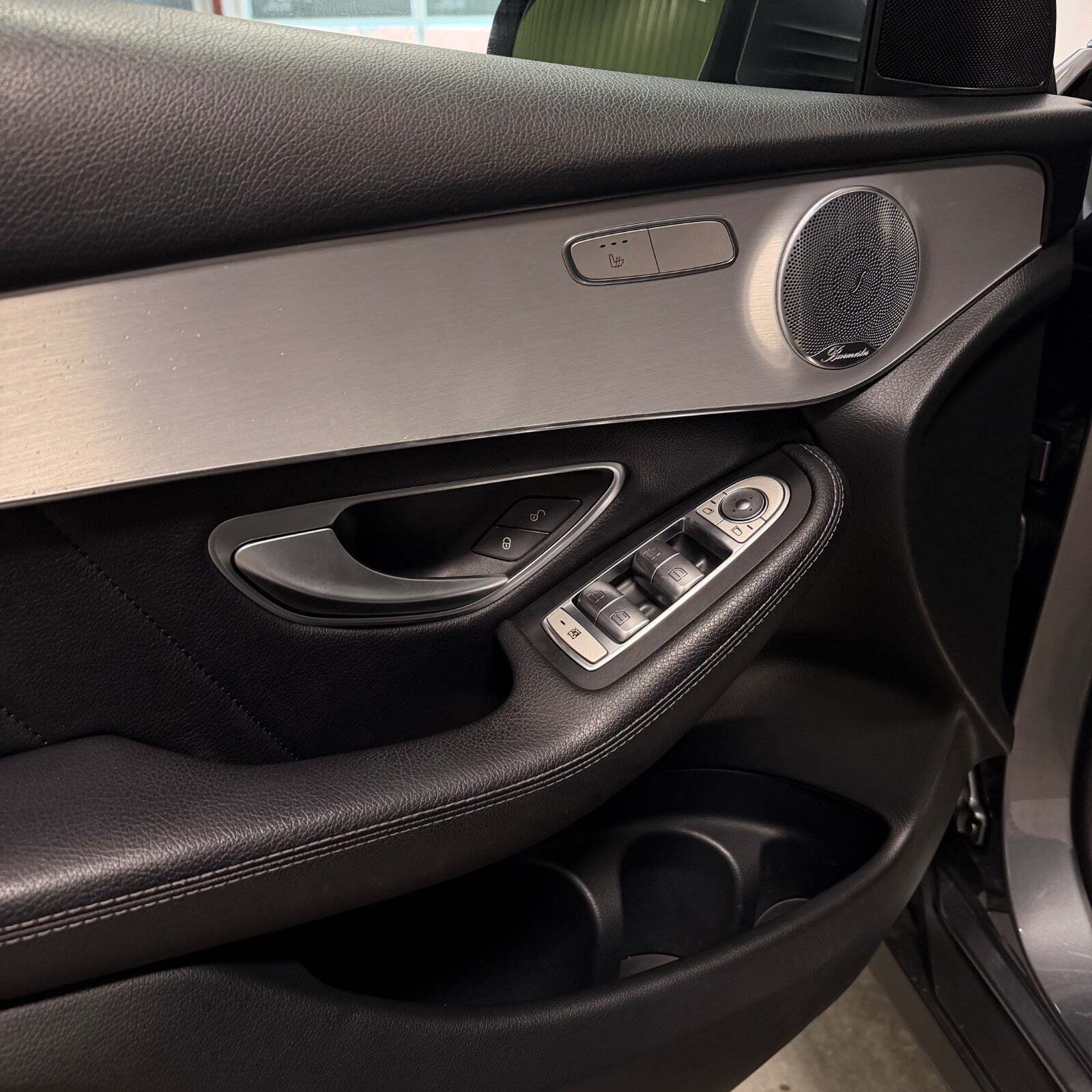 Grå Mercedes GLC220 d fra 2017 set indefra