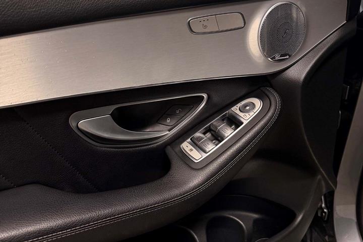Grå Mercedes GLC220 d fra 2017 set indefra