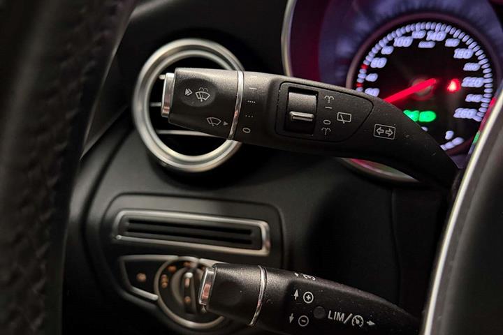 Grå Mercedes GLC220 d fra 2017 set indefra