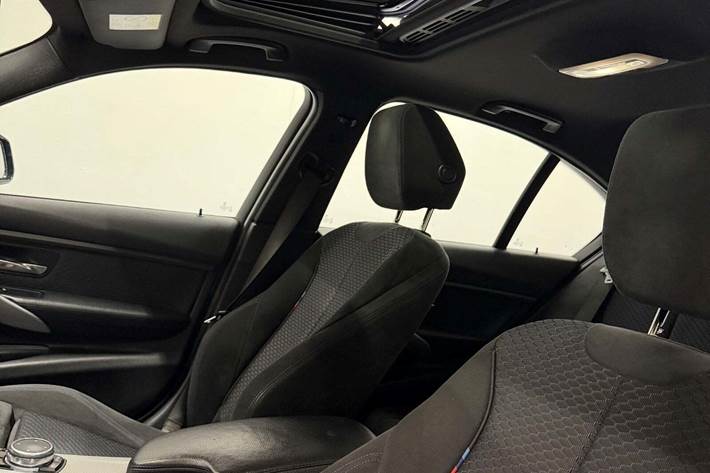 Blå BMW 330d fra 2014