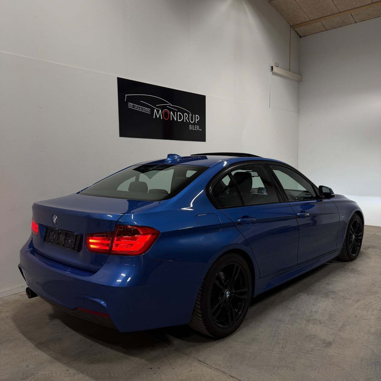 Blå BMW 330d fra 2014