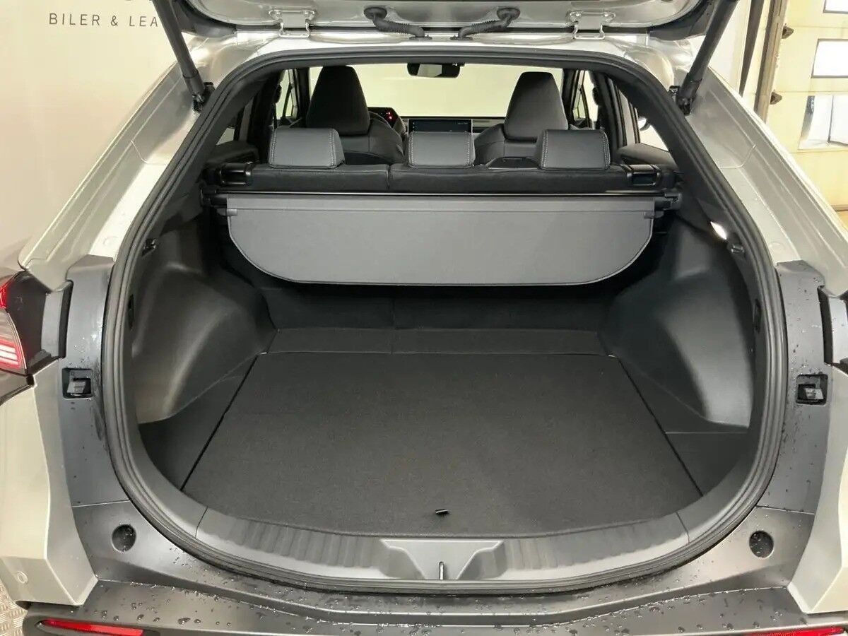 Sølv Toyota BZ4X fra 2025