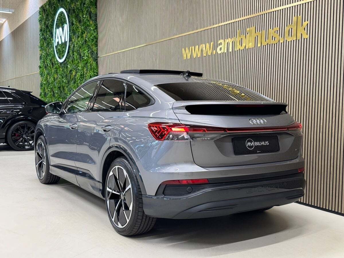 Grå Audi Q4 e-tron fra 2022