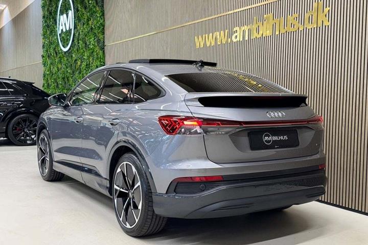 Grå Audi Q4 e-tron fra 2022
