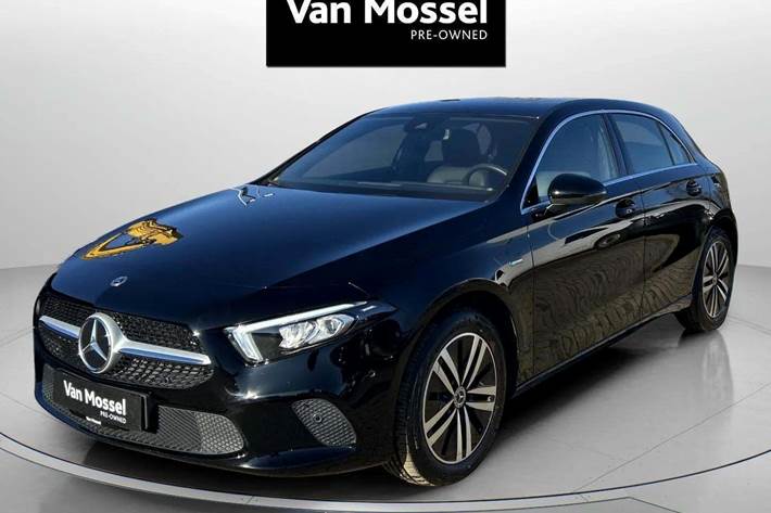 Sort Mercedes A250 e fra 2021 set udefra