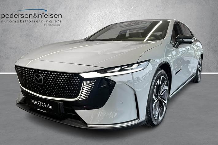Grå Mazda 6e fra 2025 set udefra
