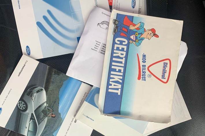 Grå Ford Maverick fra 2005 set indefra