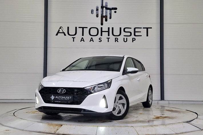 Hvid Hyundai i20 fra 2021 set udefra