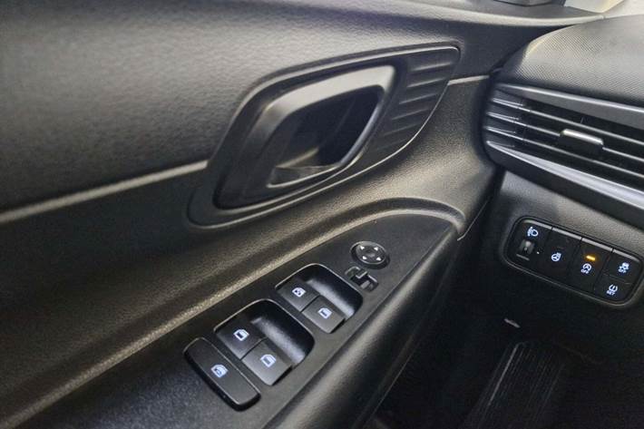 Hvid Hyundai i20 fra 2021