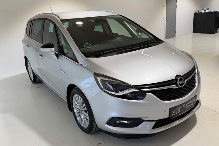Sølv Opel Zafira Tourer fra 2018 set udefra